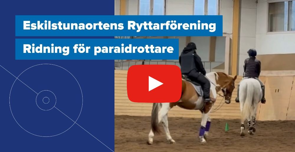 Två hästar med ryttare i ett stall